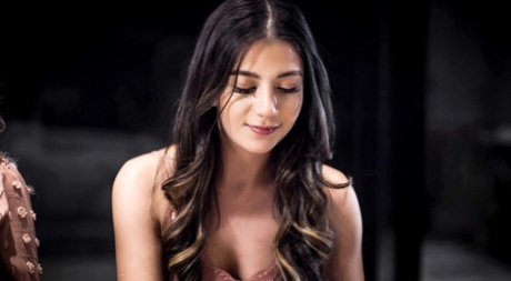 Молодая латиноамериканка Натали Брукс занимается сексом втроем со своей мачехой Ди Уильямс картинка 1