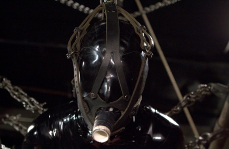 Ди Уильямс мастурбирует лесбиянка с садистскими наклонностями в бондаже картинка 3