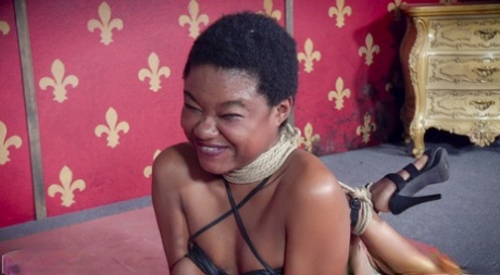 Связанную негритянскую рабыню Калисту Стоунм заставили сосать и есть киску в БДСМ втроем картинка 15