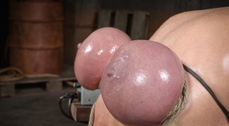 Цыпочка с волосами в рубашке терпит жестокий трах в лицо и пытки сиськами в подземелье картинка 7