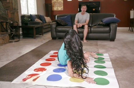 Чернокожая милфа Даймонд Джексон привлекает молоденькую шлюшку Кирстал Рей для траха втроем картинка 1