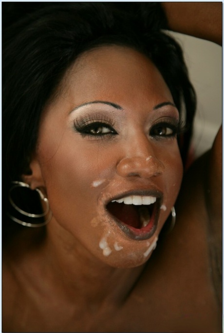 Потрясающая негритянская красотка соблазняет парня своими сексуальными изгибами в душе картинка 16