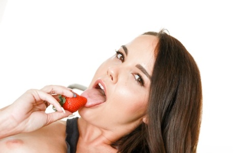 Брюнетка-красотка Диллион Харпер покрывает идеальные сиськи тестом на кухне картинка 5