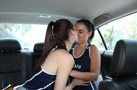 Возбужденная цыпочка-подросток развлекается втроем со своими друзьями в машине картинка 1