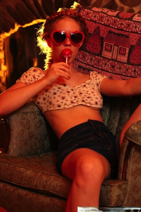 Очаровательная рыжеволосая молоденькая Долли Литтл раздевается догола в носках с оборками и туфлях картинка 2