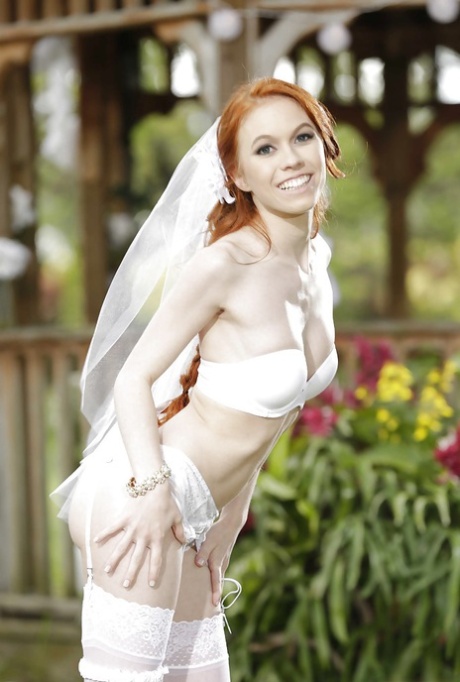 Рыжеволосая молоденькая красотка Долли Литтл снимает свадебное платье на открытом воздухе картинка 9
