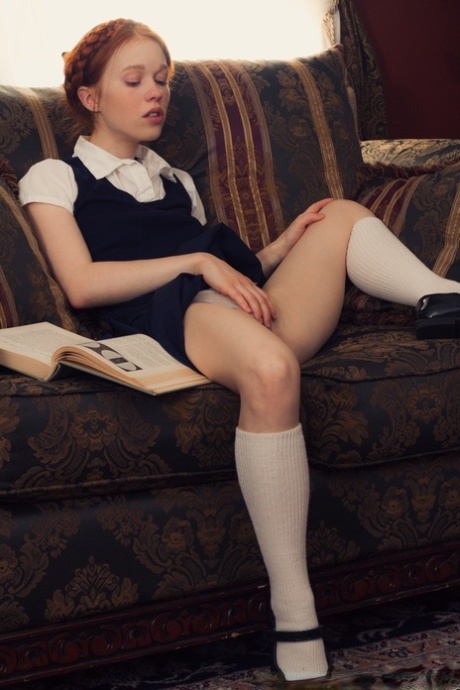 Молодо выглядящая рыжеволосая Долли Литтл раздевается догола в белых носках и туфлях Мэри Джейн картинка 5