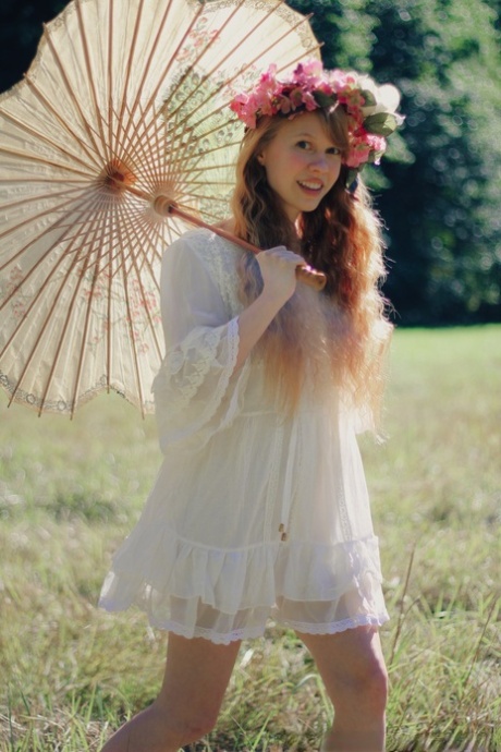 Очаровательная рыжеволосая молоденькая Долли Литтл держит зонтик, пока раздевается картинка 3