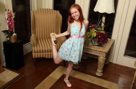 Рыжеволосая молоденькая Долли Литтл работает над своей розовой пиздой секс-игрушками и кулаком картинка 3