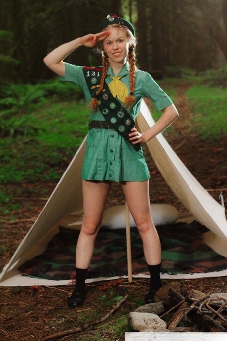 Рыжеволосая девочка-скаут Долли Литтл раздевается перед своей палаткой в берете картинка 2