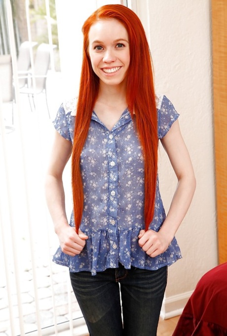 Рыжеволосая молоденькая первокурсница Долли Литтл широко раскрывает розовую пизду, растягивая ее картинка 1