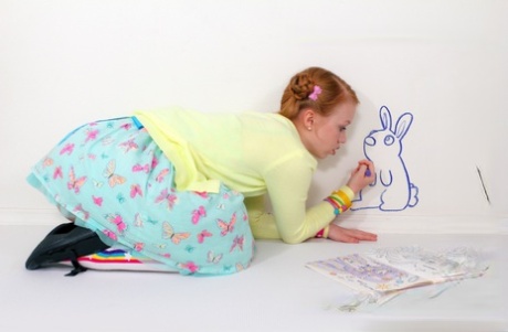 Очаровательная рыжеволосая молоденькая Долли Литтл раздевается догола в носках и туфлях Мэри Джейн картинка 1