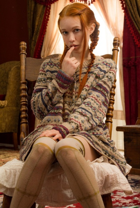 Молодо выглядящая рыжеволосая Долли Литтл раздевается в носках выше колена картинка 3