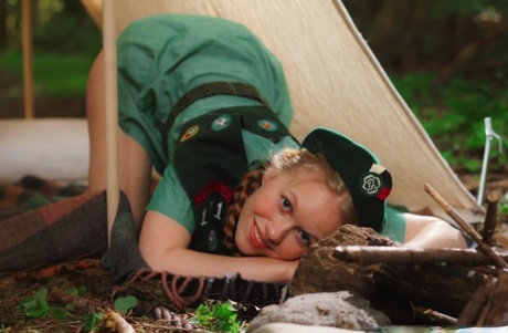 Рыжеволосая девочка-скаут Долли Литтл раздевается перед своей палаткой в берете картинка 7