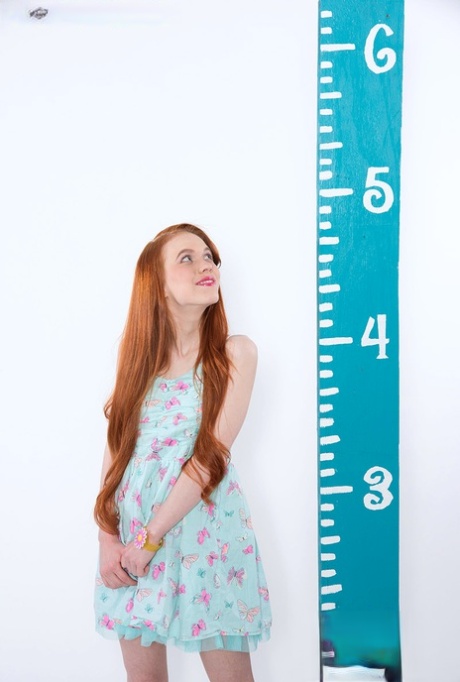 Молодо выглядящая рыжеволосая Долли Литтл обнажает свои маленькие сиськи в милых трусиках картинка 1