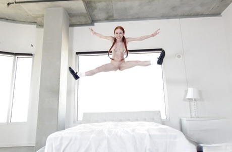 Молоденькая рыжеволосая Долли Литтл обнажает бритую киску в косичках и носках картинка 14