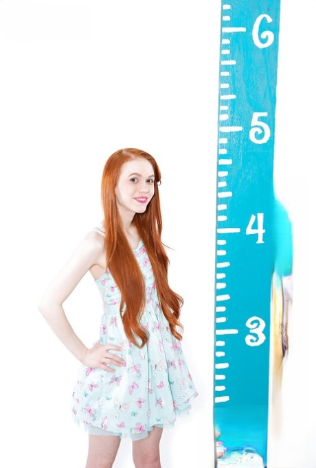 Рыжеволосая молодая соло-девушка Долли Литтл раздвигает киску после снятия трусиков картинка 1