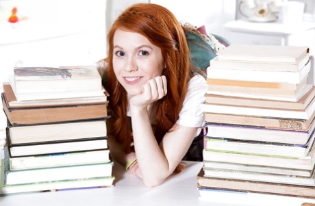 Рыжеволосая молоденькая красотка Долли Литтл сверкает белыми трусиками под юбкой картинка 1