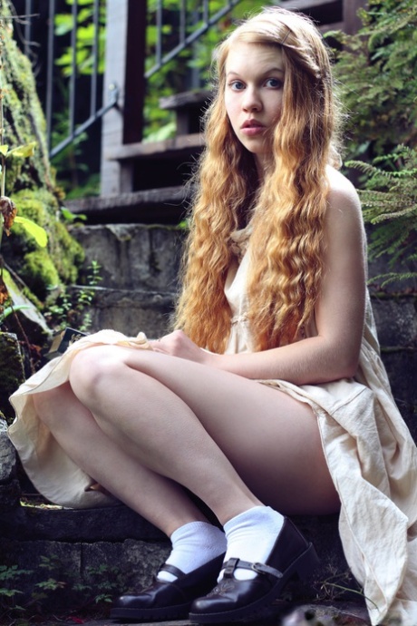 Молодая рыжеволосая Долли Литтл обнажается на ступеньках сада во время чтения картинка 2
