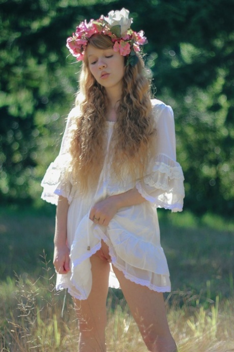 Очаровательная рыжеволосая молоденькая Долли Литтл держит зонтик, пока раздевается картинка 7