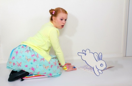 Очаровательная рыжеволосая молоденькая Долли Литтл раздевается догола в носках и туфлях Мэри Джейн картинка 2