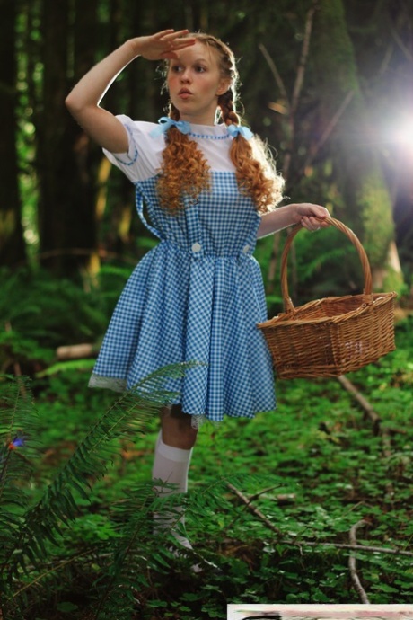 Очаровательная рыжеволосая молоденькая Долли Литтл раздевается догола в белых носочках в лесу картинка 2