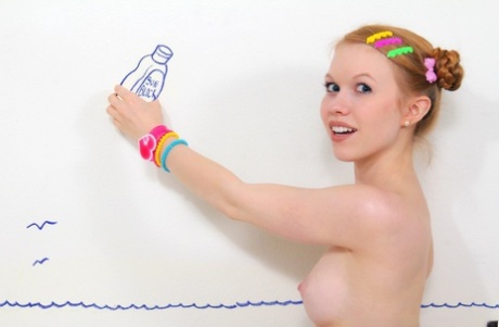 Очаровательная рыжеволосая молоденькая Долли Литтл раздевается догола в носках и туфлях Мэри Джейн картинка 12