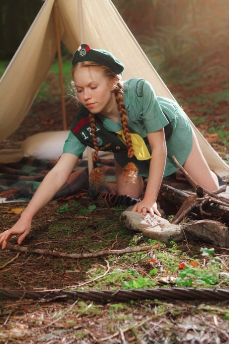 Рыжеволосая девочка-скаут Долли Литтл раздевается перед своей палаткой в берете картинка 5