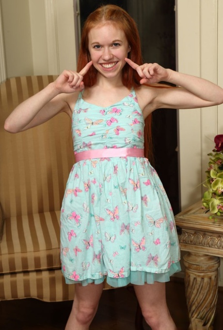 Рыжеволосая молоденькая Долли Литтл работает над своей розовой пиздой секс-игрушками и кулаком картинка 2