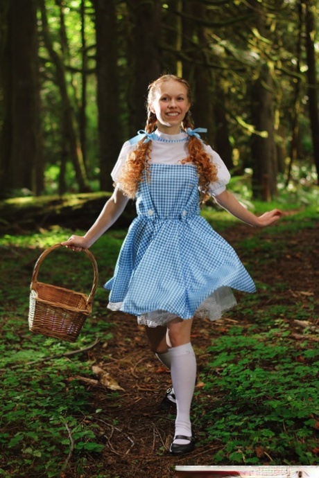 Очаровательная рыжеволосая молоденькая Долли Литтл раздевается догола в белых носочках в лесу картинка 3