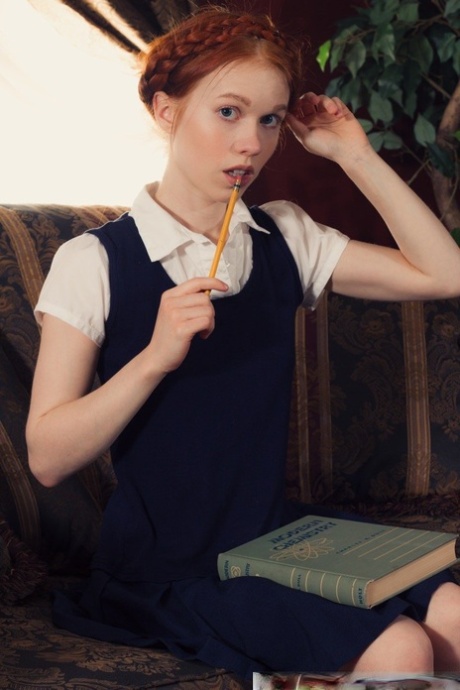 Молодо выглядящая рыжеволосая Долли Литтл раздевается догола в белых носках и туфлях Мэри Джейн картинка 1