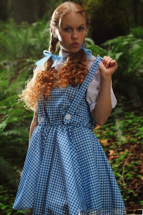 Очаровательная рыжеволосая молоденькая Долли Литтл раздевается догола в белых носочках в лесу картинка 9