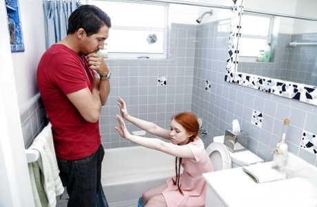 Натуральная рыжеволосая молоденькая Долли Литтл занимается оральным сексом с большим членом над ними с косичками картинка 1