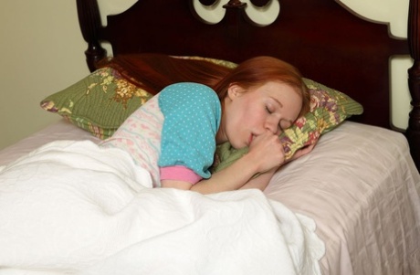 Молоденькая рыжеволосая Долли Литтл широко раздвигает свою тугую пизду в гольфах до колен картинка 1