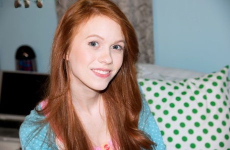 Рыжеволосая любительница Долли Литтл снимает свои розовые трусики перед мастурбацией картинка 1