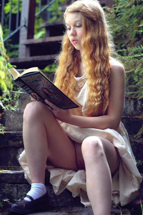 Молодая рыжеволосая Долли Литтл обнажается на ступеньках сада во время чтения картинка 9