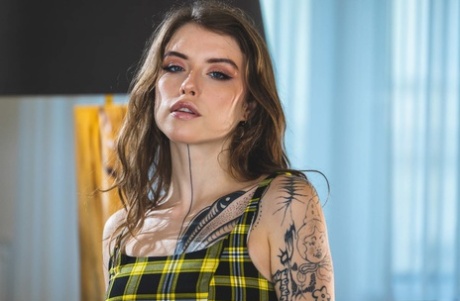 Татуированная молоденькая Иден Айви мастурбирует секс-игрушкой в лифчике картинка 1