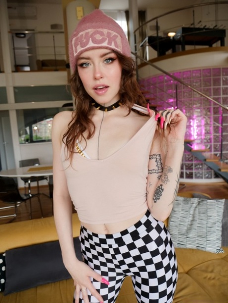 Татуированная девушка Иден Айви надевает ток во время двойного проникновения картинка 1