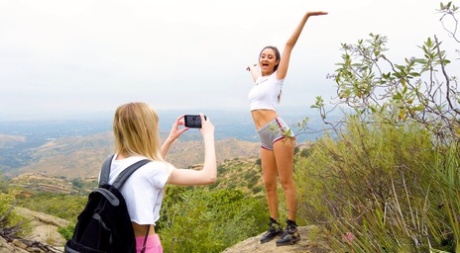 Девушка, девушка Элиза Ибарра, Маккензи Мосс картинка 1