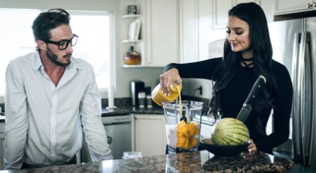 Темноволосая молоденькая Элиза Ибарра трахает своего сводного брата на диване картинка 1