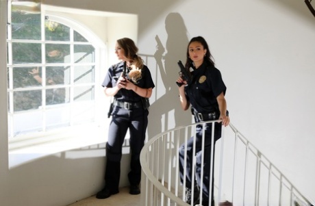 Элиза Ибарра истекает спермой со своего подбородка после межрасового минета с полицейскими картинка 2