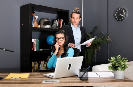 Секретарша-брюнетка Элиза Ибарра надевает очки во время секса со своим боссом картинка 5