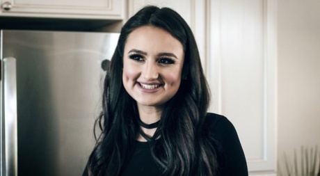 Темноволосая молоденькая Элиза Ибарра трахает своего сводного брата на диване картинка 2