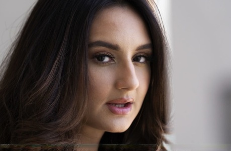 Молоденькая латиноамериканка Элиза Ибарра демонстрирует свое великолепное тело и гибкость в обнаженном виде картинка 18