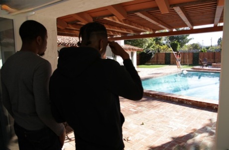 Распутная белая цыпочка выплевывает сперму после межрасового секса с массивными членами картинка 1