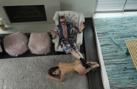 Обнаженную брюнетку Элизу Ибарру используют как подставку для ног перед сексуальными отношениями картинка 1