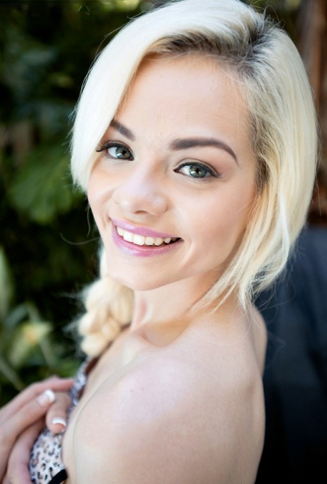 Крошечная любительская девушка Эльза Джин раскрывает маленькие сиськи на дорожке в пышном саду картинка 11