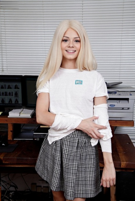 Молодая блондинка теребит свои половые губки в домашнем кабинете своего папы картинка 4