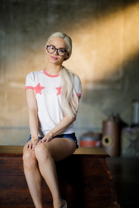 Крошечная блондинка Эльза Джин выставляет напоказ свою шикарную задницу, снимая одежду в очках картинка 1