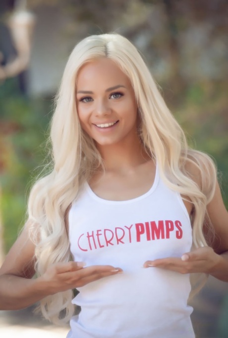 Симпатичная блондинка Эльза Джин позирует обнаженной в майке и стрингах на улице картинка 3